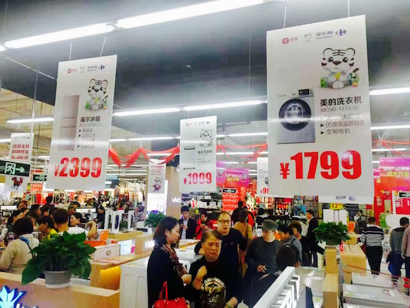 <p>试点中的家乐福国美店中店</p>