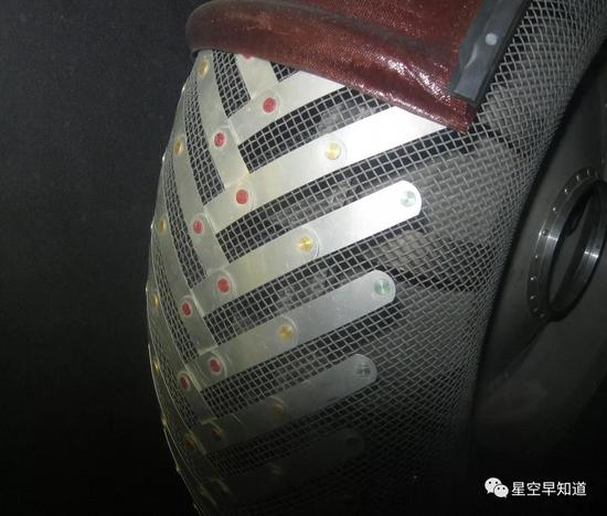 LRV漫游车轮胎设计特写照片，注意明亮的钛合金金属镶片