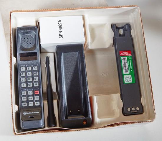 图片右边贴着红绿标签的就是摩托罗拉dynatac 8000x的电池(图片来自