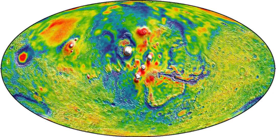 火星全球重力场分布。越红表示越高，越蓝表示越低。来源：MIT/UMBC-CRESST/GSFC