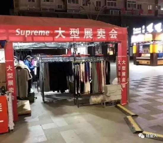 仿三星手机:穿高仿Supreme,用土味手机,做三星眼里的中国潮人