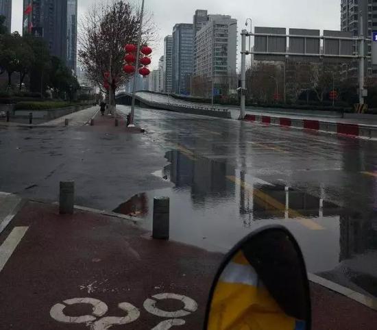 干干净净的大街。疫情中心的武汉，春节的武汉，雨中的武汉。很安静。（摄于1月26日）