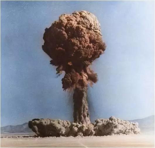 1957���ڵ����Ͻ��еĺ�ը��ʵ�顣ͼƬ��Դ��Omikron/Science Source