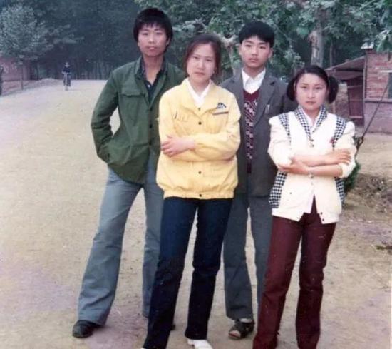 年轻时的刘强东（右二）