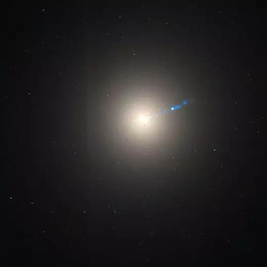 图3：哈勃空间望远镜拍摄的M87，图片版权：NASA