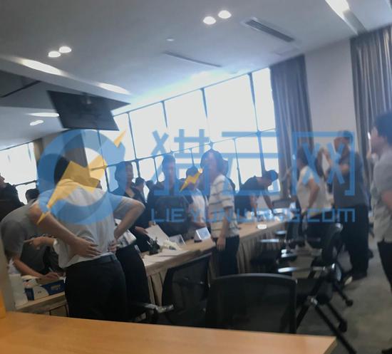 (小黄狗东莞总部办理离职手续现场)