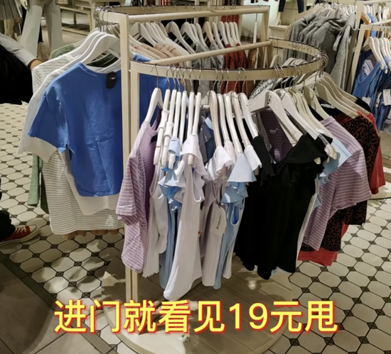 网友从Stradivarius门店发回的战报。/via鲁西西