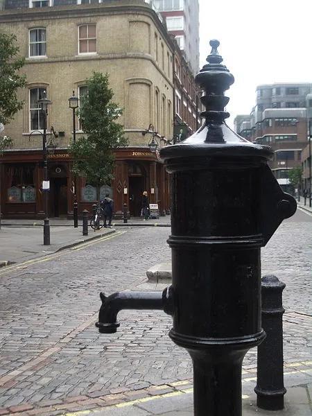 现在位于伦敦苏活区布劳维克大街的霍乱水泵复制品。图片来源：wikipedia