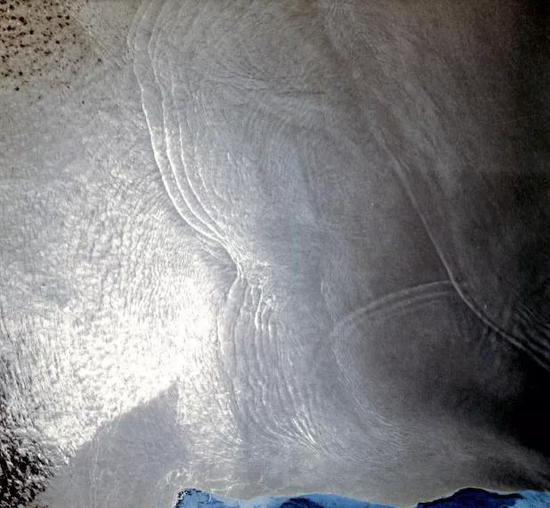 索马里海岸的亚丁湾内波在海面留下的痕迹。图片来源：Earth Sciences and Image Analysis Laboratory， NASA Johnson Space Center