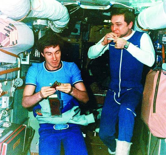 在太空中飞行803天之后，克里卡列夫（左）已经向未来前进了1/48秒。