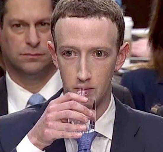 扎克伯格在2018年的国会听证会上双眼呆滞、缺乏情感色彩的表情，被很多美国网友当成其是“蜥蜴人”的实证。