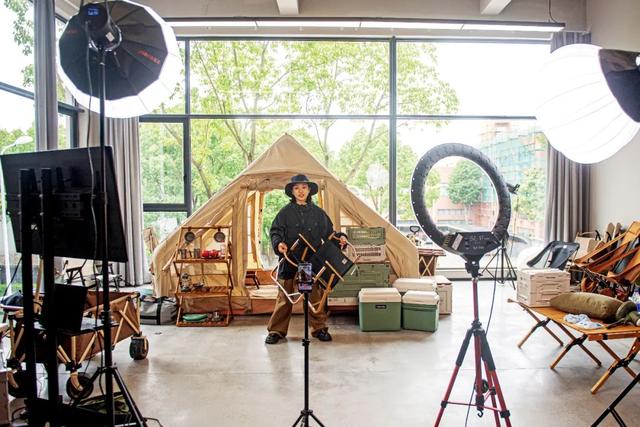 浙江宁波市北仑区一家户外用品有限公司的主播在线上直播销售户外用品