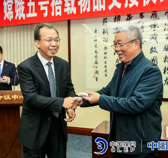探月与航天工程中心主任刘继忠（左）将搭载种子交付给陈志强（右）主任。受访单位供图