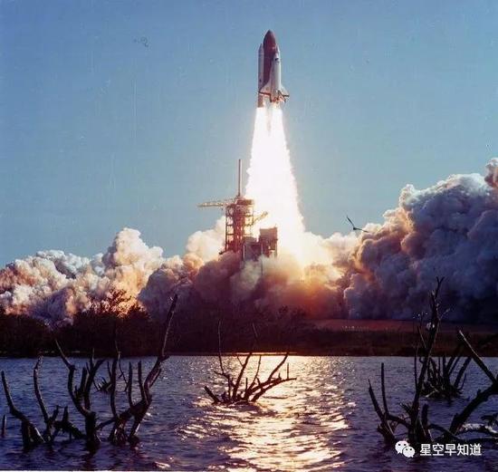 1984年4月6日，挑战者号航天飞机发射，执行STS-41C任务，包括两项工作：释放一颗新卫星，修理一颗旧卫星 来源：NASA