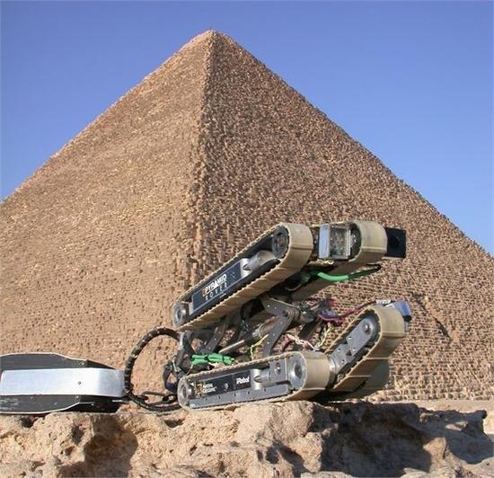 为金字塔考察设计机器人