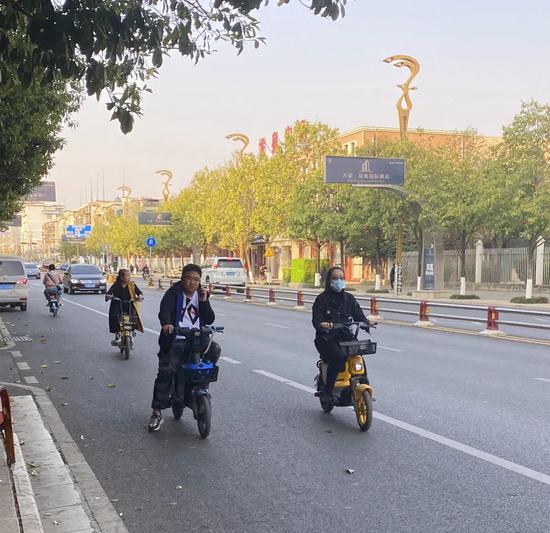 一二线城市禁入、三四线城市蓬勃，共享电单车的冰火两重天