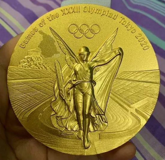 “涉事”金牌，左上部的剥落区域清晰可见