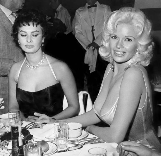 上世纪50年代，大胸逐渐成为了流行趋势。图为索菲亚·罗兰（左）与好莱坞女性女星杰恩·曼斯菲尔德（Jayne Mansfield）。图源：People Magazine