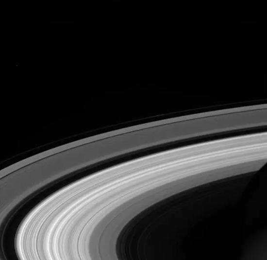 卡西尼号坠毁前拍摄的土星环照片。