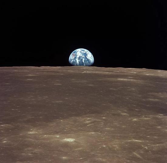 从阿波罗11号飞船上拍摄的地球从月球地平线上升起的景象