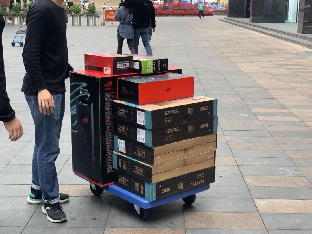 华强北赛格市场外一辆推车上载满了显卡产品 图片来源：每经记者 刘玲 摄