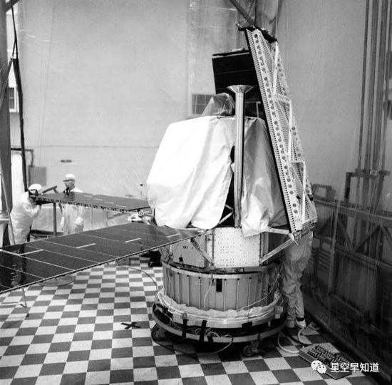 厂房内的“水手8号”，很遗憾，这颗探测器在发射时由于火箭故障而未能成功