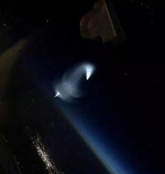 图11 高空拍摄到的“4.27”不明飞行物烟云