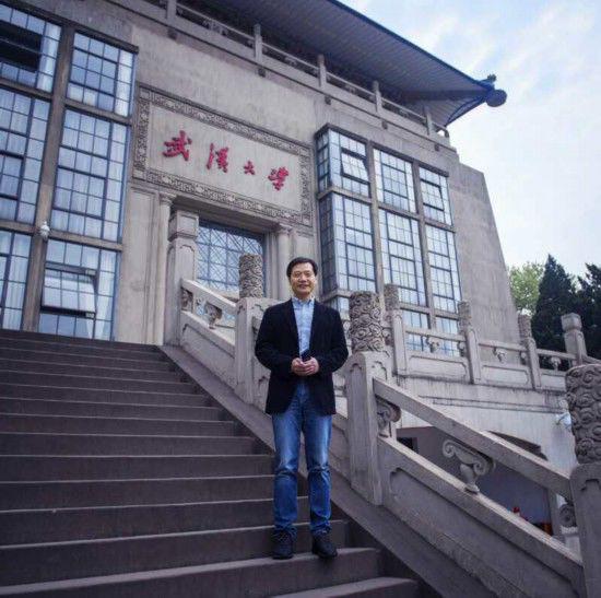 ▲雷军回到武汉大学拍照留念&nbsp; 图片来源：网络