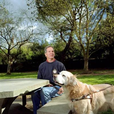 　Michael May和导盲犬。 图片来源：Alyson Aliano