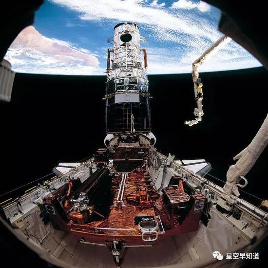 1993年，STS-61任务，在轨维修哈勃望远镜 来源：NASA