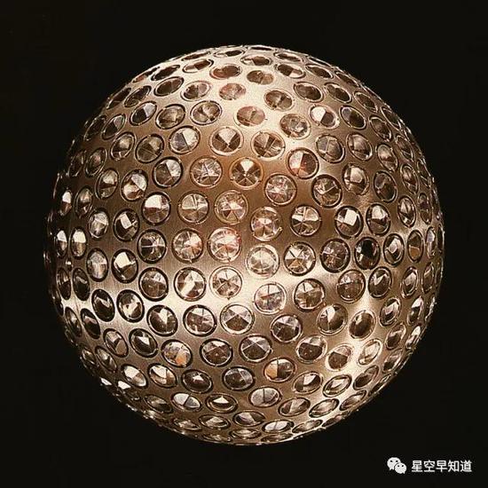 LAGEOS卫星，这是一个金属球，表面遍布426个后向反射器，用于反射地面测距激光 来源：NASA