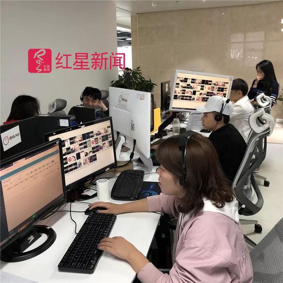 声音鉴黄师审核 ▲声音鉴黄师工作场景。