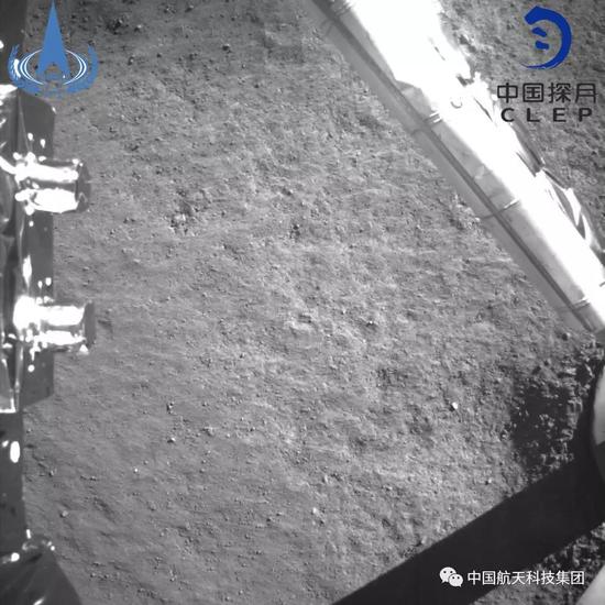 ▲ 此图片为嫦娥四号探测器月球背面软着陆后降落相机拍摄的图像。