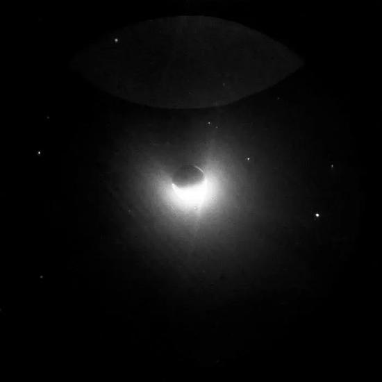  阿波罗 16 号上的宇航员拍摄的地冕。图片来源：NASA