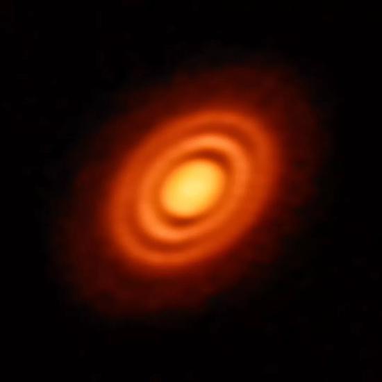 这是一个真实的原行星盘，由阿塔卡马大型毫米/亚毫米波望远镜拍摄。ESO， ALMA （ESO/NAOJ/NRAO）； A。 Isella； B。 Saxton （NRAO/AUI/NSF）