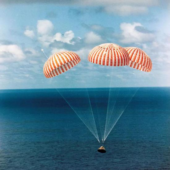 阿波罗11号指令舱降落在太平洋