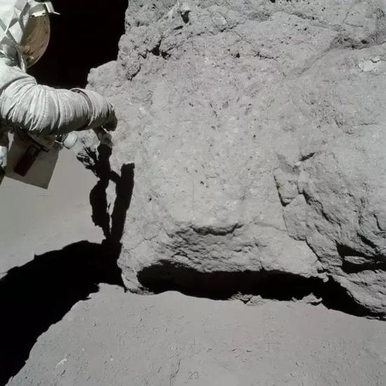 阿波罗17号航天员正在采集月岩样本