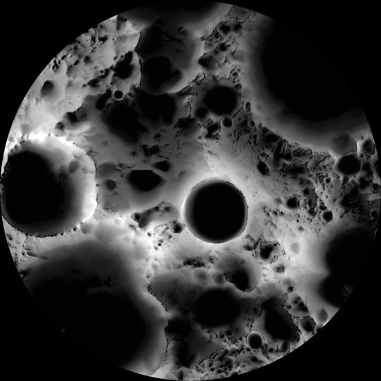 美国探测器获取的南极“沙克莱顿”撞击坑附近区域图像。月球南极由很多深邃的撞击坑终年不见阳光，第底部存在丰富的水冰储存