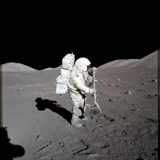 阿波罗计划期间，正在月球表面采集样本的美国宇航员