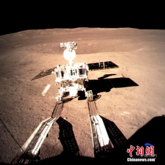 资料图：嫦娥四号着陆器上监视相机拍摄的玉兔二号在月背留下第一道痕迹的影像图。中新社发 中国国家航天局供图