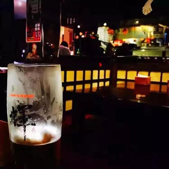 △朝阳区北苑的居酒屋，乔杉和罗兰聊到深夜