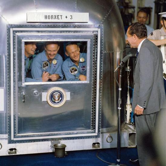 ▲阿波罗11号三位宇航员在MQF内与尼克松交流（图源：NASA）