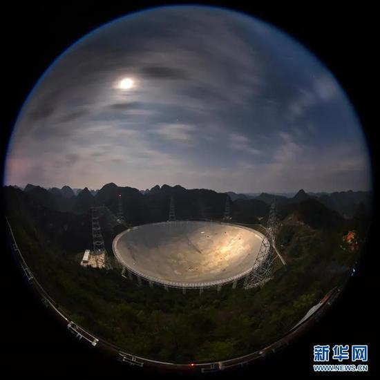 1月8日，月光下的“中国天眼”（检修期间拍摄）。图片来源：新华网