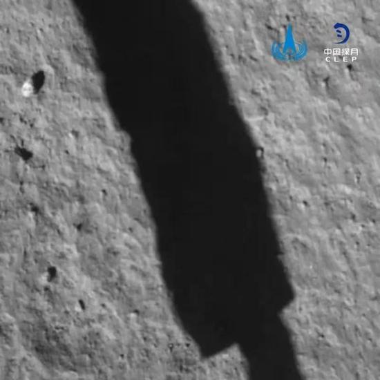 嫦娥五号探测器软着陆后降落相机拍摄的图像