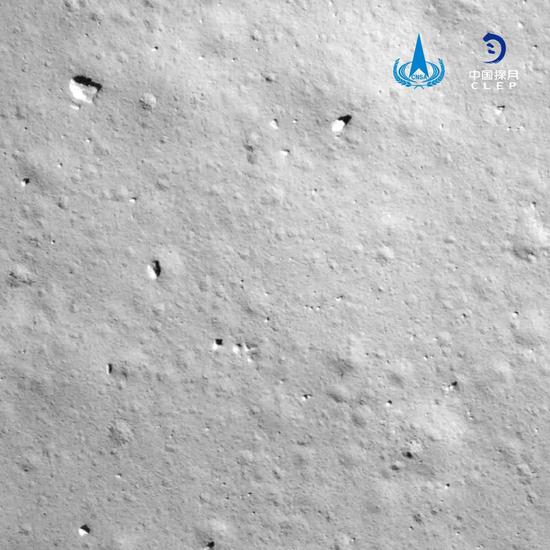 嫦娥五号探测器动力下降过程降落相机拍摄的图像