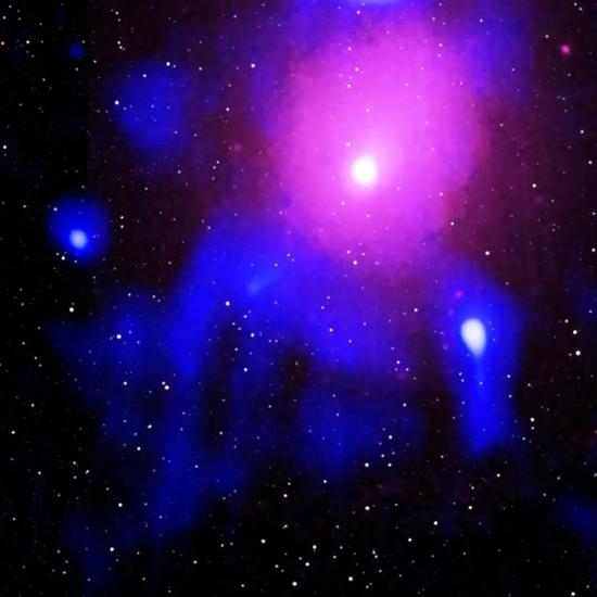宇宙中最强大的黑洞爆发 X-ray： ESA/XMM-Newton and NASA/CXC/Naval Research Lab/S。 Giacintucci； Radio： NCRA/TIFR/GMRTN； Infrared： 2MASS/UMass/IPAC-Caltech/NASA/NSF