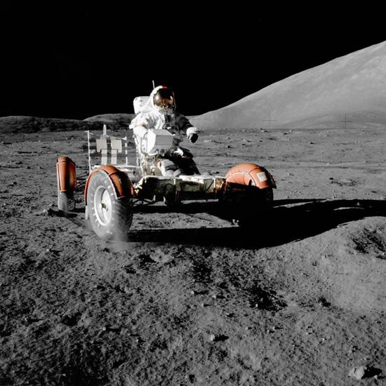 Eugene Cernan正在月面上飙车。当然，事实上这辆车的速度并不快，看起来夸张的扬尘主要是低重力和无大气环境造成的。