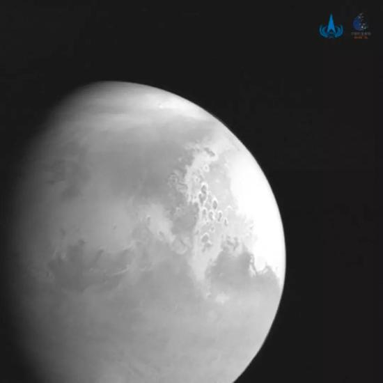 天问一号拍摄的火星照片（图片来源见水印）