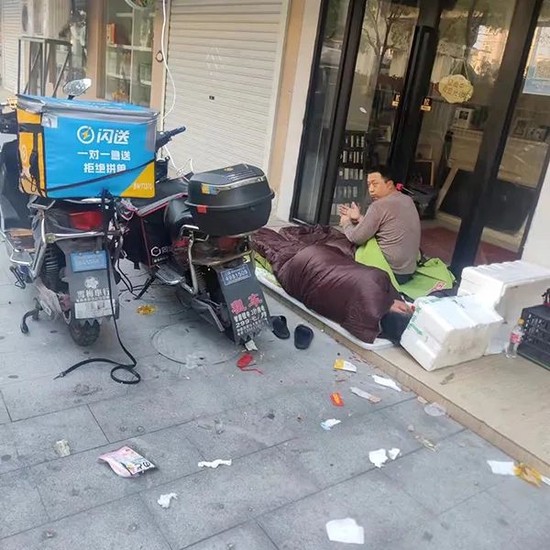 人物|睡在桥洞里的骑手