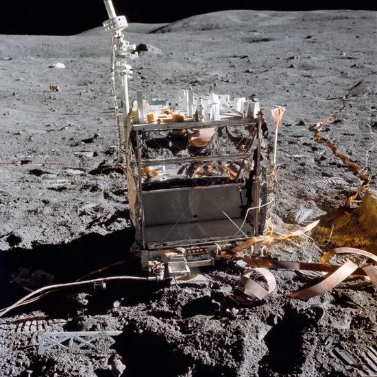 航天员在月面安放“阿波罗月面实验装置”